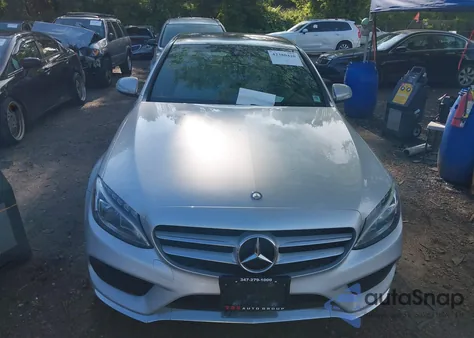 2015 Mercedes-Benz C 300 4Matic/Luxury 4Matic/Sport 4Matic z USA, uszkodzony, nr VIN 55SWF4KB8FU089243